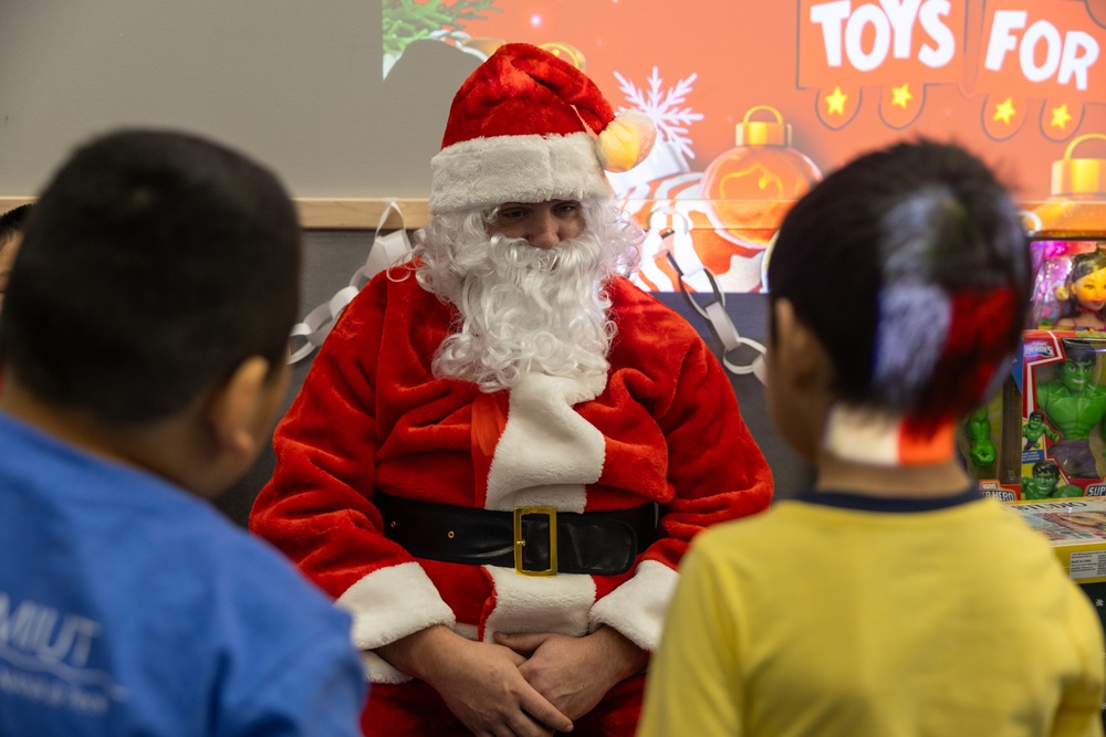 Service Members Deliver Toys in Kivalina