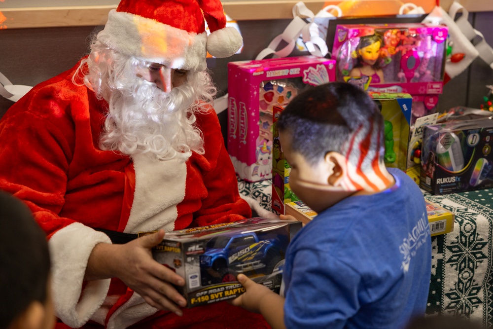 Service Members Deliver Toys in Kivalina