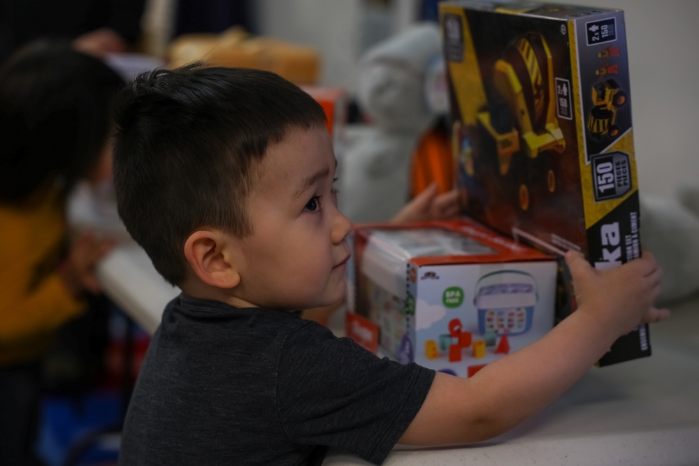 Service Members Deliver Gifts to Kotzebue Locals