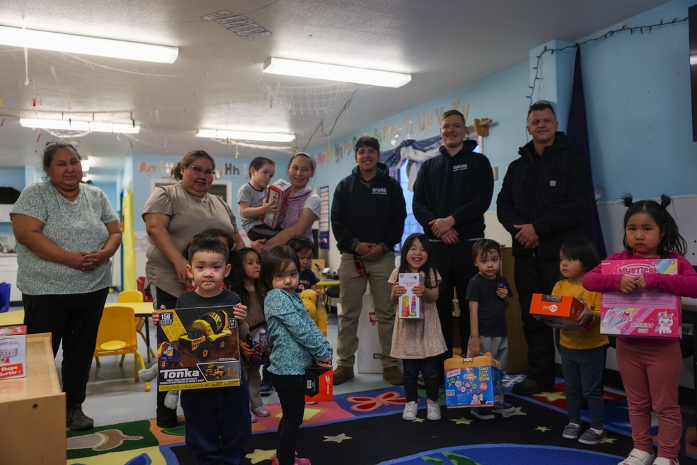 Service Members Deliver Gifts to Kotzebue Locals