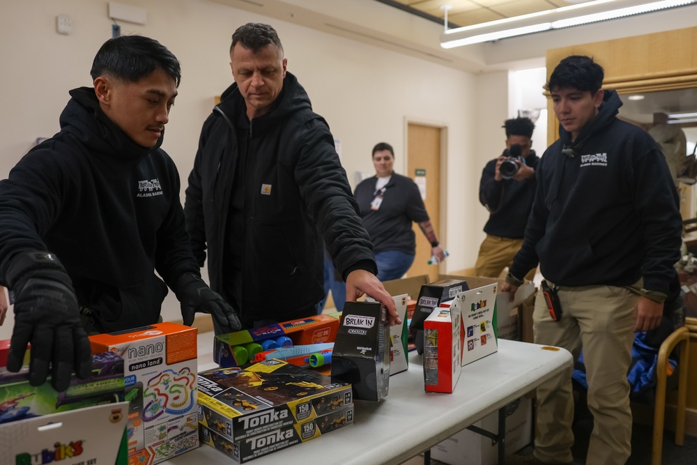 Service Members Deliver Gifts to Kotzebue Locals