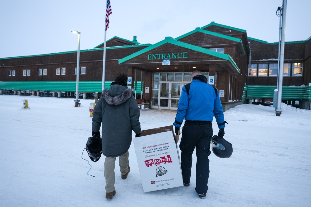 Service Members Deliver Gifts to Kotzebue Locals