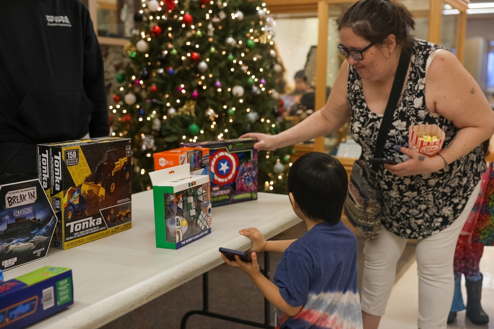 Service Members Deliver Gifts to Kotzebue Locals