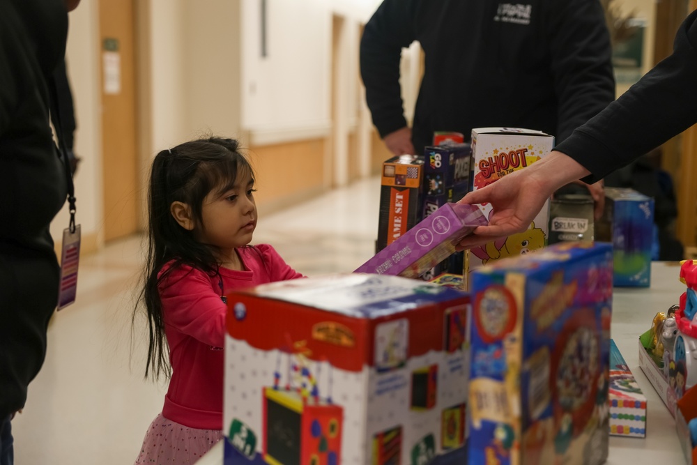 Service Members Deliver Gifts to Kotzebue Locals