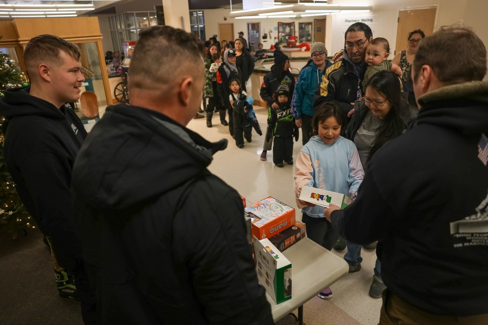 Service Members Deliver Gifts to Kotzebue Locals