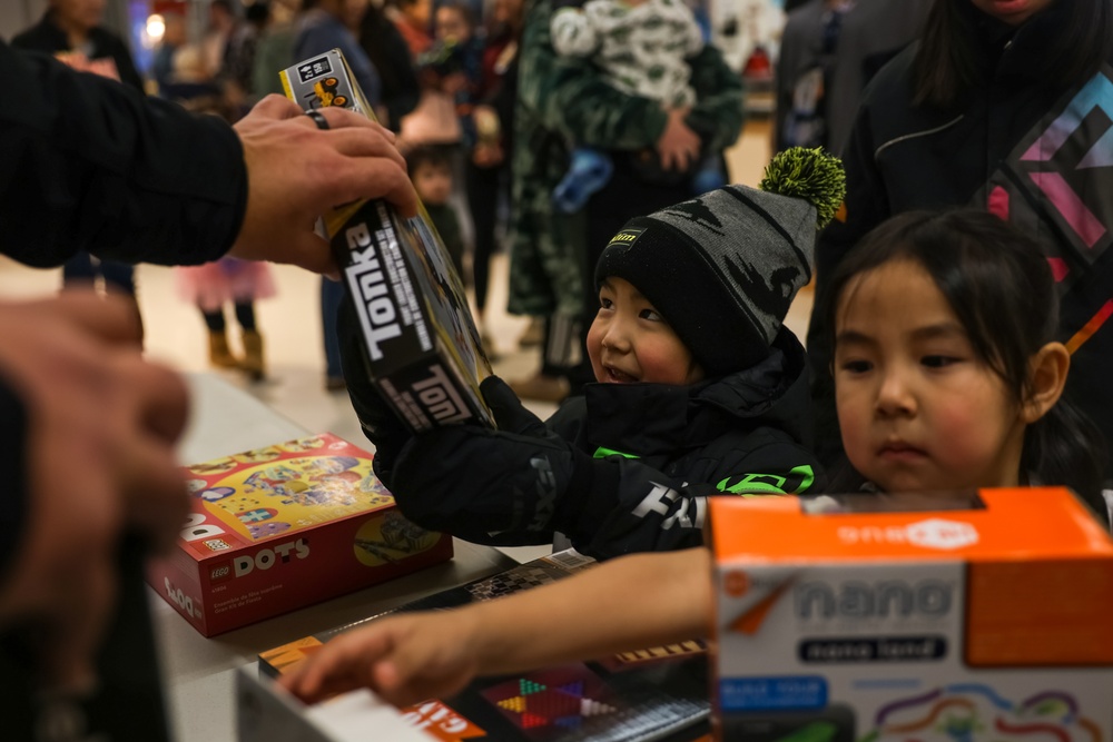 Service Members Deliver Gifts to Kotzebue Locals