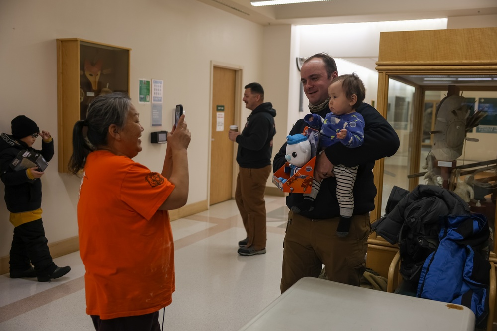 Service Members Deliver Gifts to Kotzebue Locals