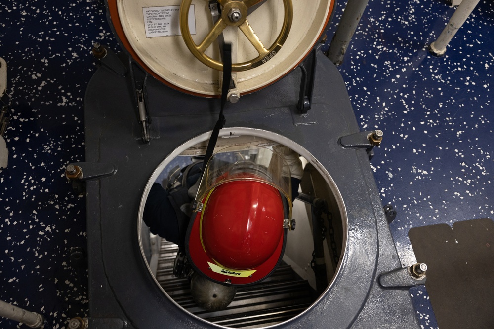 USS Oscar Austin (DDG 79) Conducts Toxic Gas Damage Control Drill