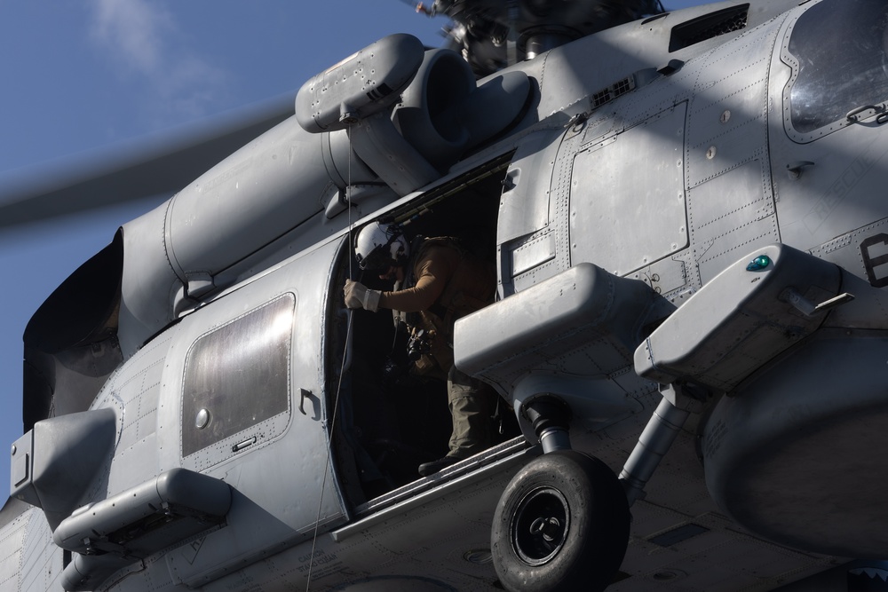 HSM 60, DET 2 Conducts Vertical Replenishment (VERTREP) and Helicopter In-Flight Refueling (HIFR) Drills Aboard the USS Oscar Austin (DDG 79)