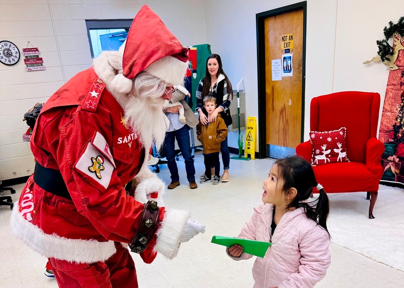 Kris Kringle Visits Children’s Christmas Party!