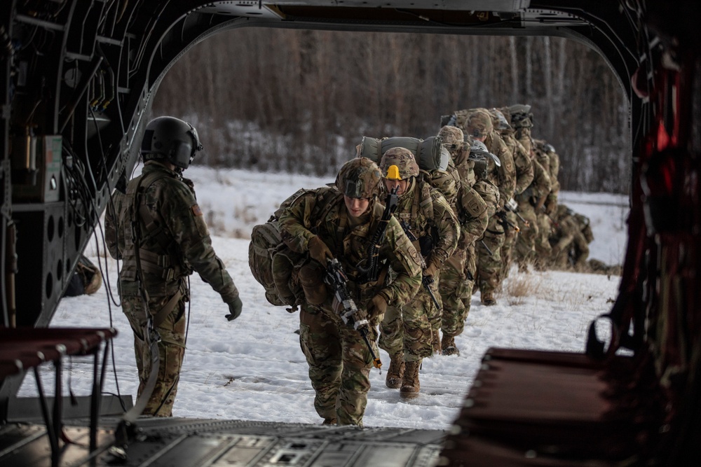 AKARNG aviators give 11th Airborne ‘Arctic Angels’ a lift during air assault training