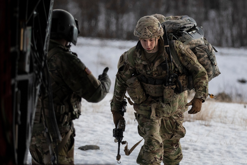 AKARNG aviators give 11th Airborne ‘Arctic Angels’ a lift during air assault training