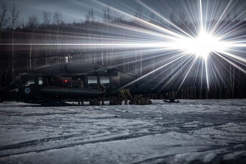 AKARNG aviators give 11th Airborne ‘Arctic Angels’ a lift during air assault training