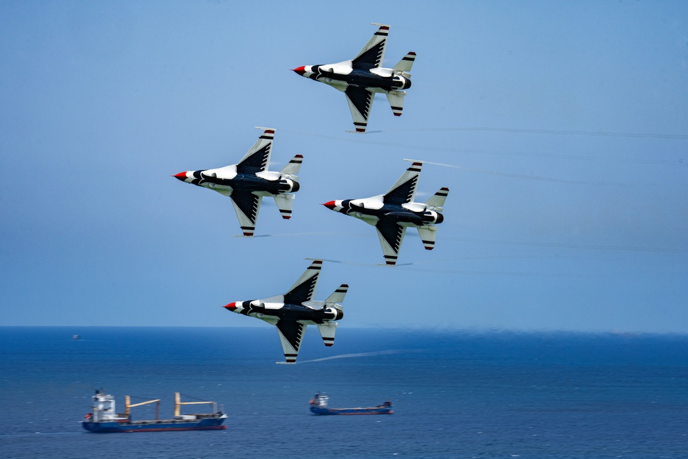 Thunderbirds soar over Fort Lauderdale