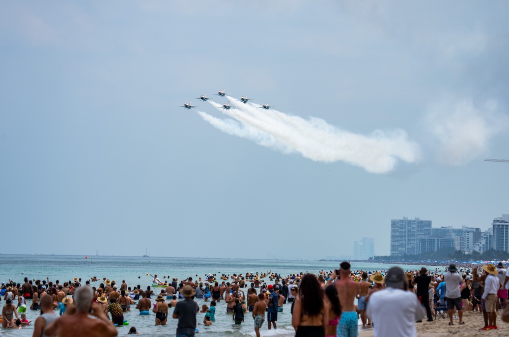 Thunderbirds soar over Fort Lauderdale