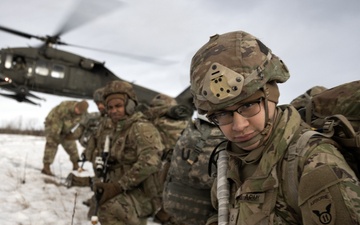 AKARNG aviators give 11th Airborne ‘Arctic Angels’ a lift during air assault training