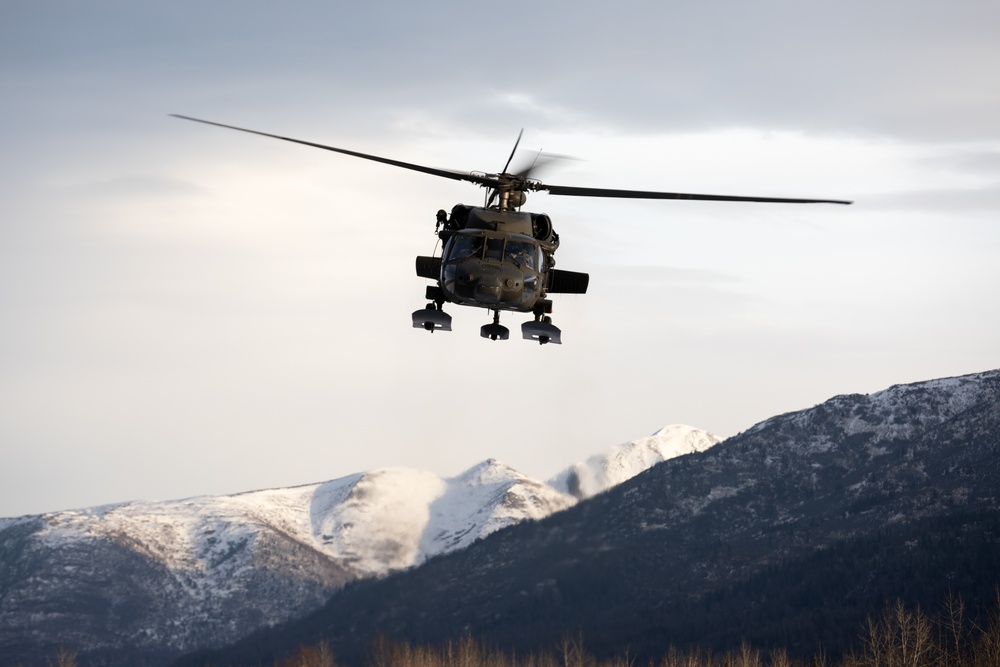 AKARNG aviators give 11th Airborne ‘Arctic Angels’ a lift during air assault training