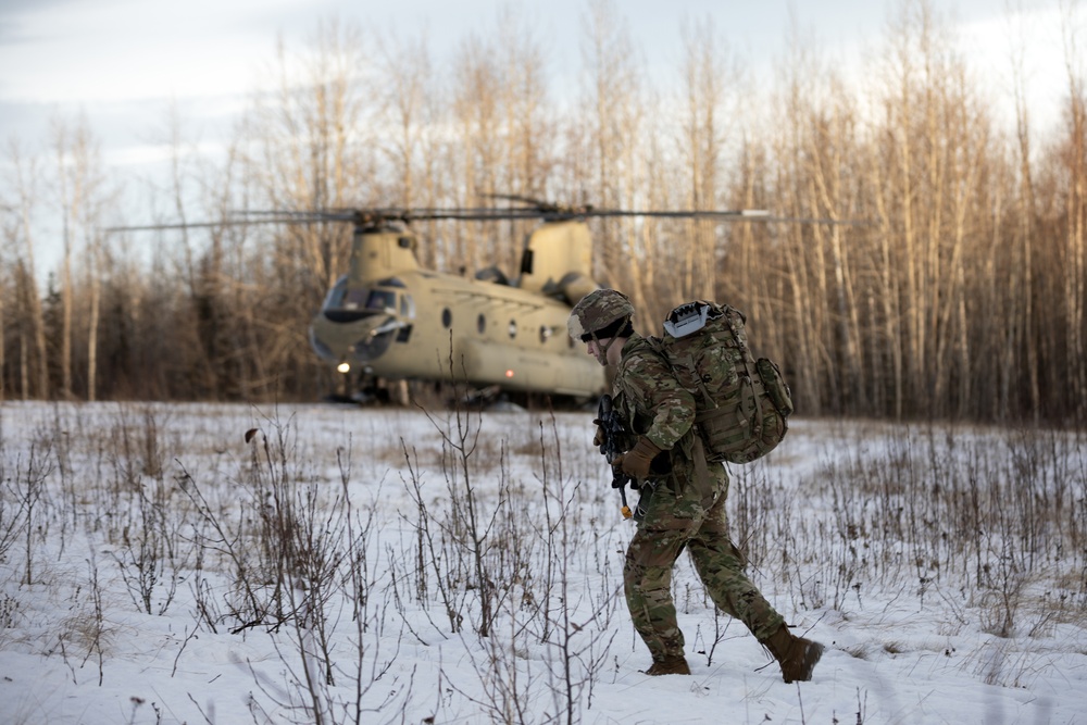 AKARNG aviators give 11th Airborne ‘Arctic Angels’ a lift during air assault training