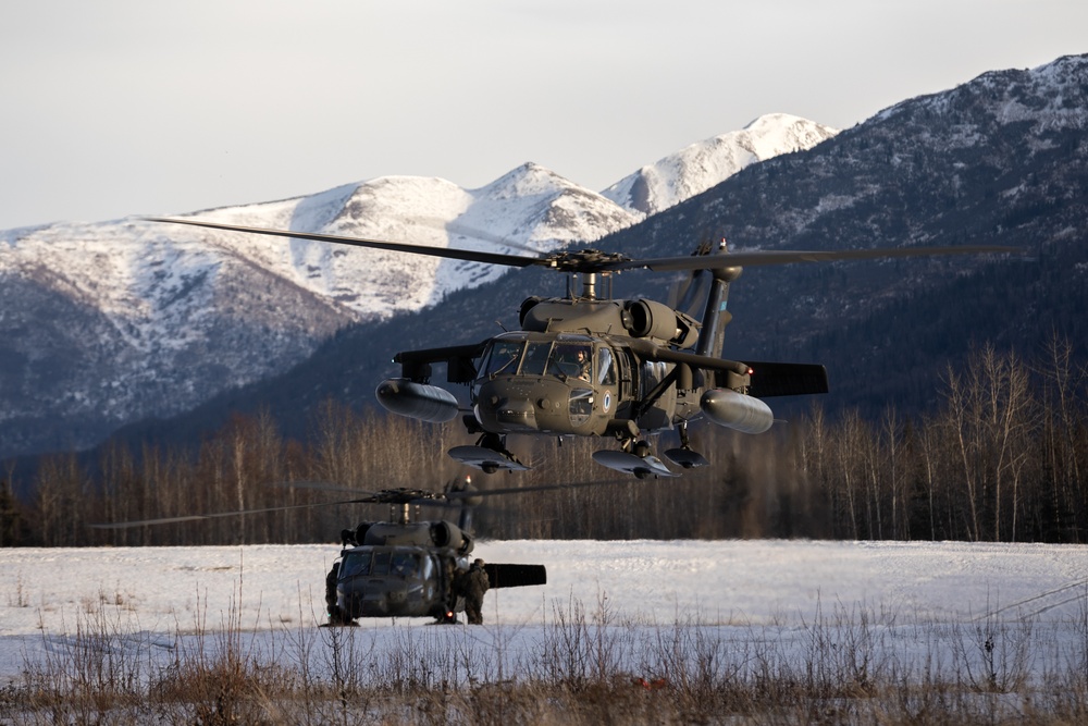 AKARNG aviators give 11th Airborne ‘Arctic Angels’ a lift during air assault training