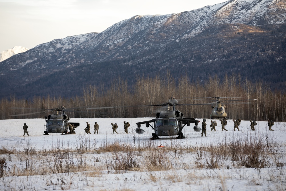 AKARNG aviators give 11th Airborne ‘Arctic Angels’ a lift during air assault training