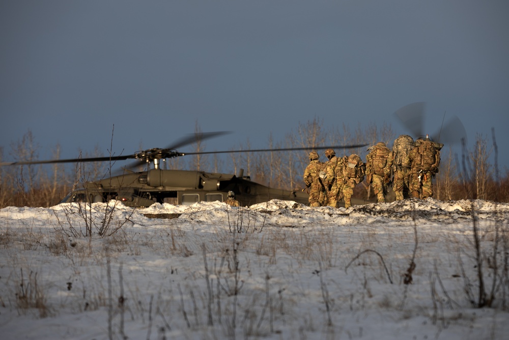 AKARNG aviators give 11th Airborne ‘Arctic Angels’ a lift during air assault training