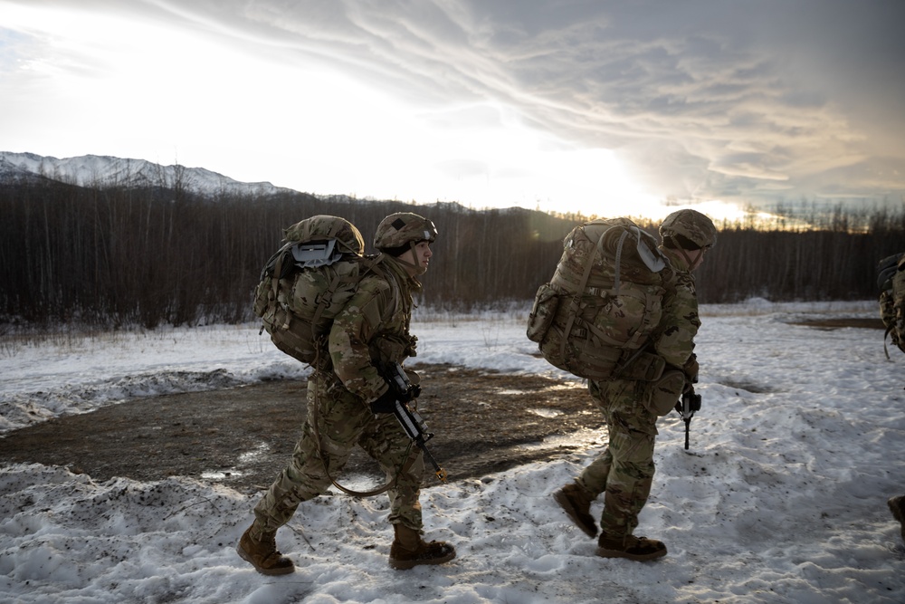 AKARNG aviators give 11th Airborne ‘Arctic Angels’ a lift during air assault training