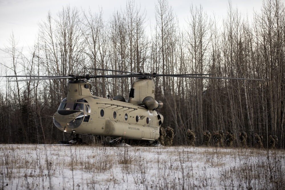 AKARNG aviators give 11th Airborne ‘Arctic Angels’ a lift during air assault training