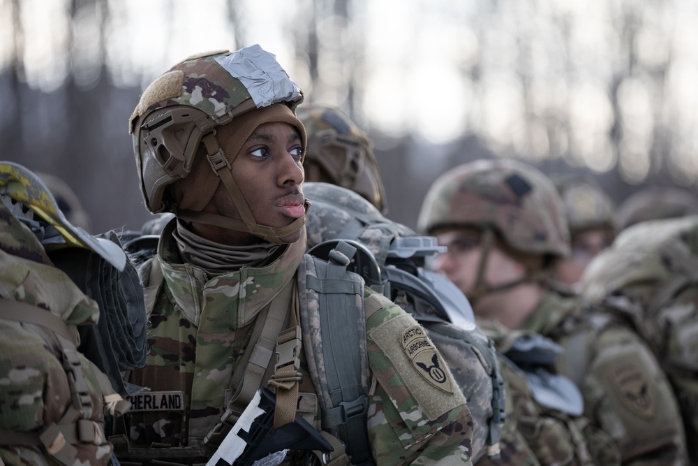 AKARNG aviators give 11th Airborne ‘Arctic Angels’ a lift during air assault training