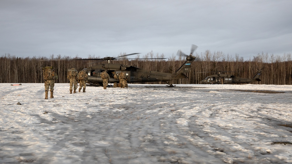 AKARNG aviators give 11th Airborne ‘Arctic Angels’ a lift during air assault training