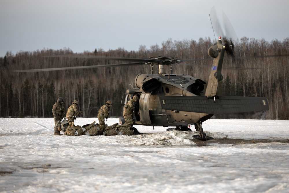 AKARNG aviators give 11th Airborne ‘Arctic Angels’ a lift during air assault training