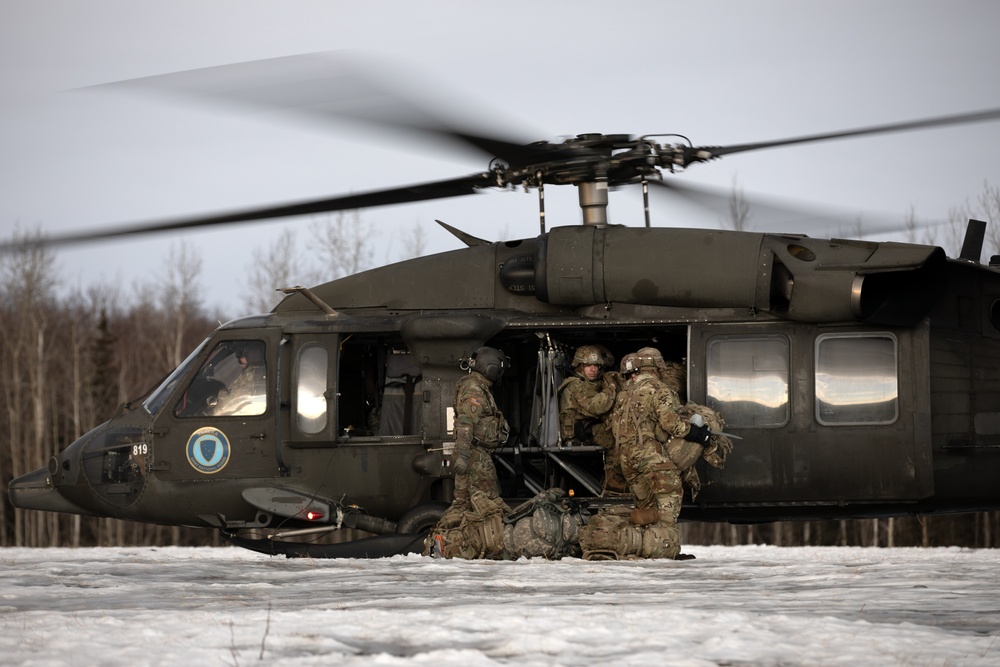 AKARNG aviators give 11th Airborne ‘Arctic Angels’ a lift during air assault training