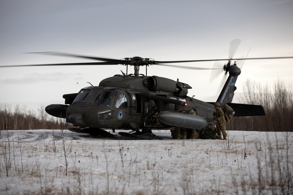 AKARNG aviators give 11th Airborne ‘Arctic Angels’ a lift during air assault training