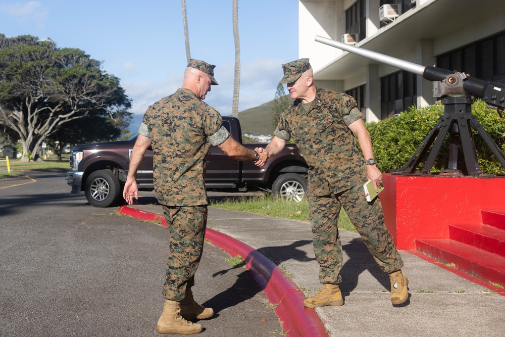 The Commander of Australia’s 1st Brigade in Darwin visits 3d Marine Littoral Regiment