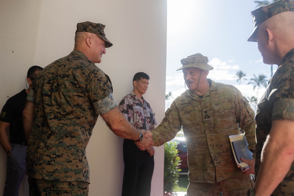 The Commander of Australia’s 1st Brigade in Darwin visits 3d Marine Littoral Regiment