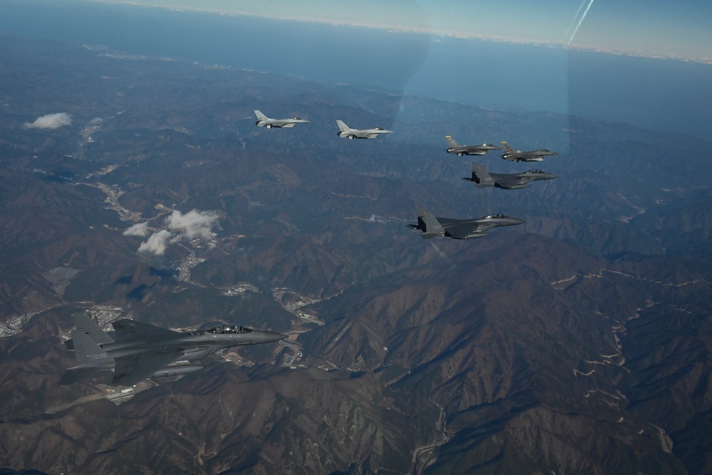 7AF F-16s join ROKAF F-15Ks for live close air support training