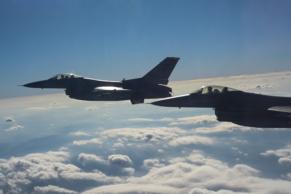 7AF F-16s join ROKAF F-15Ks for live close air support training