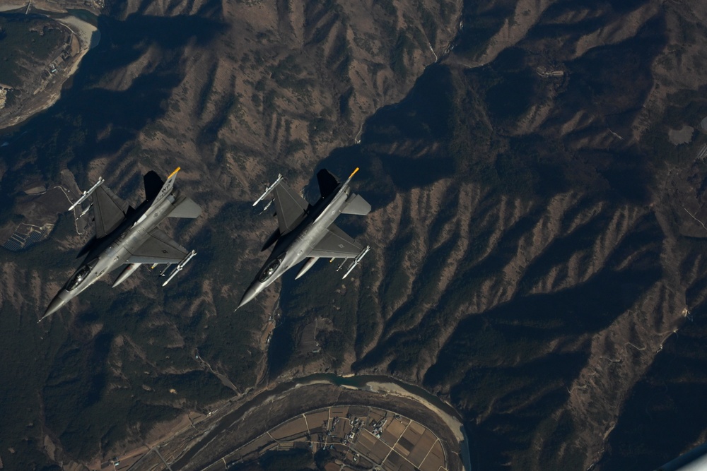 7AF F-16s join ROKAF F-15Ks for live close air support training