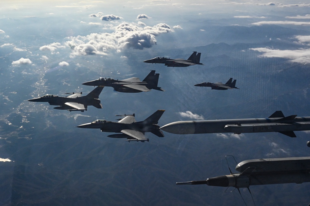 7AF F-16s join ROKAF F-15Ks for live close air support training