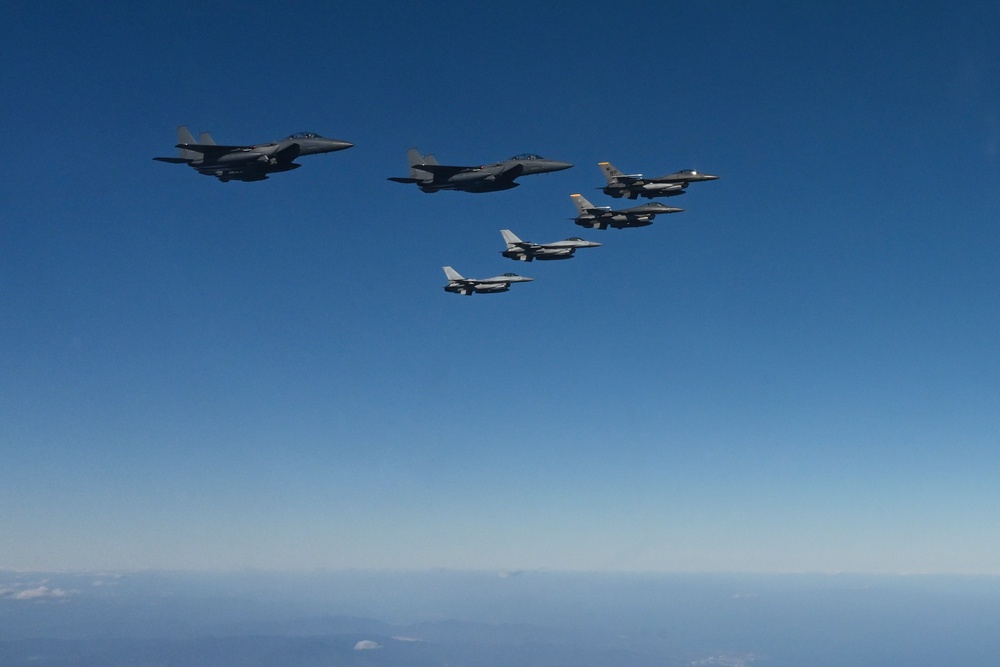 7AF F-16s join ROKAF F-15Ks for live close air support training