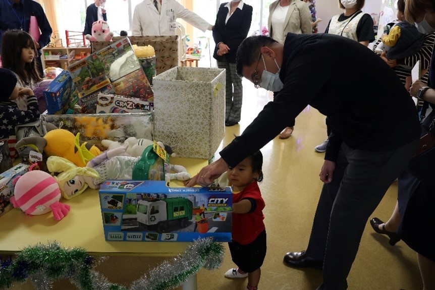 U.S. Naval Hospital Okinawa Spreads Christmas Joy to Local Japanese Children