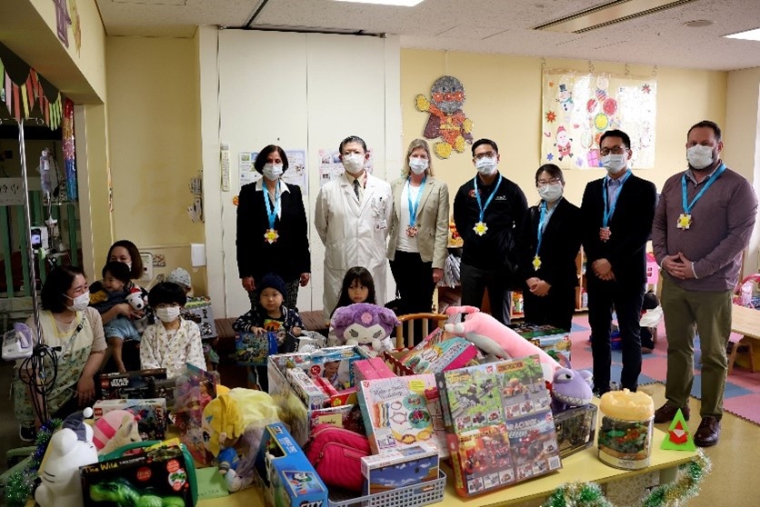 U.S. Naval Hospital Okinawa Spreads Christmas Joy to Local Japanese Children