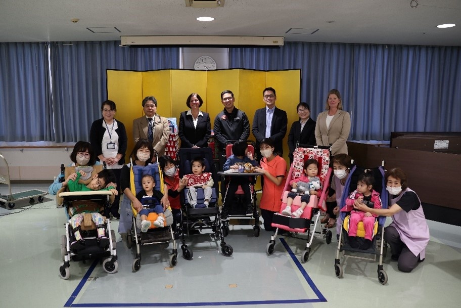 U.S. Naval Hospital Okinawa Spreads Christmas Joy to Local Japanese Children