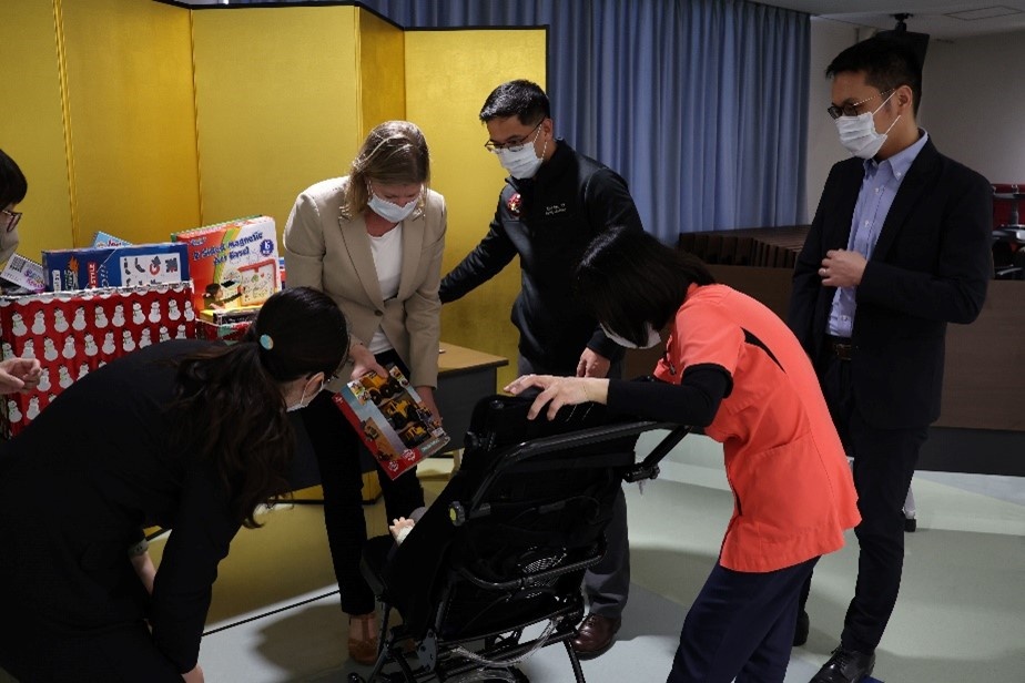 U.S. Naval Hospital Okinawa Spreads Christmas Joy to Local Japanese Children