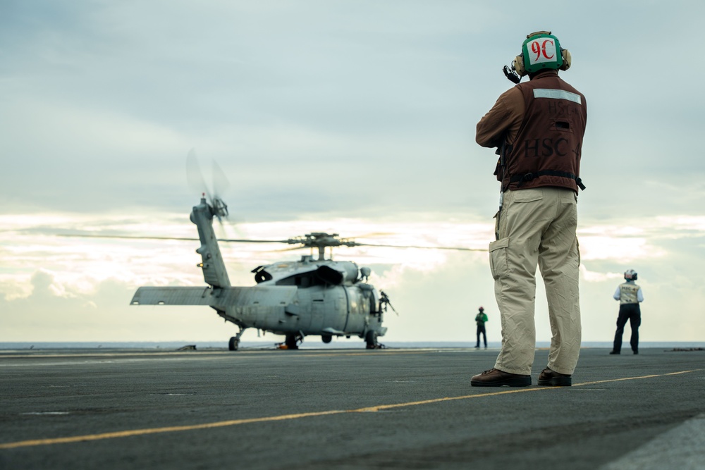 USS Carl Vinson (CVN 70) Conducts Routine Flight Operations in the Philippine Sea