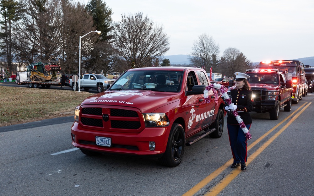 Recruiting Station Richmond Attends Stuarts Draft Christmas Parade