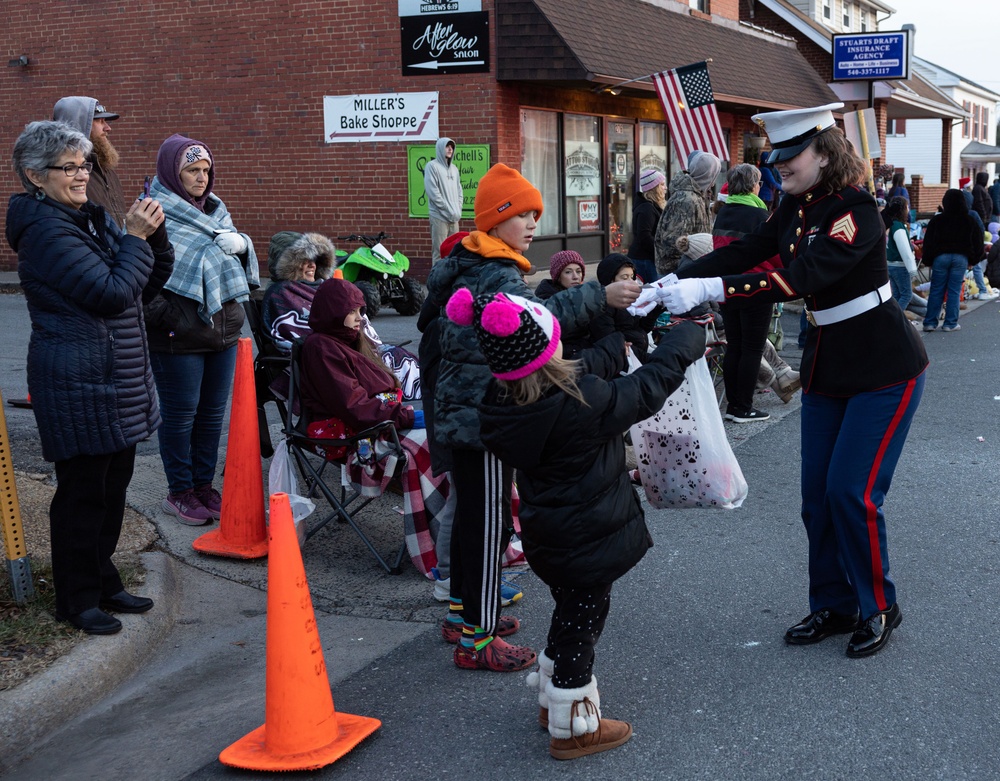 Recruiting Station Richmond Attends Stuarts Draft Christmas Parade