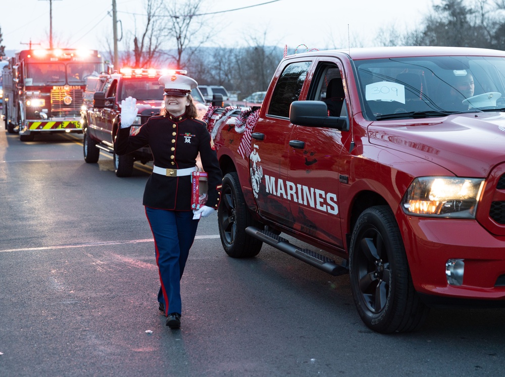 Recruiting Station Richmond Attends Stuarts Draft Christmas Parade