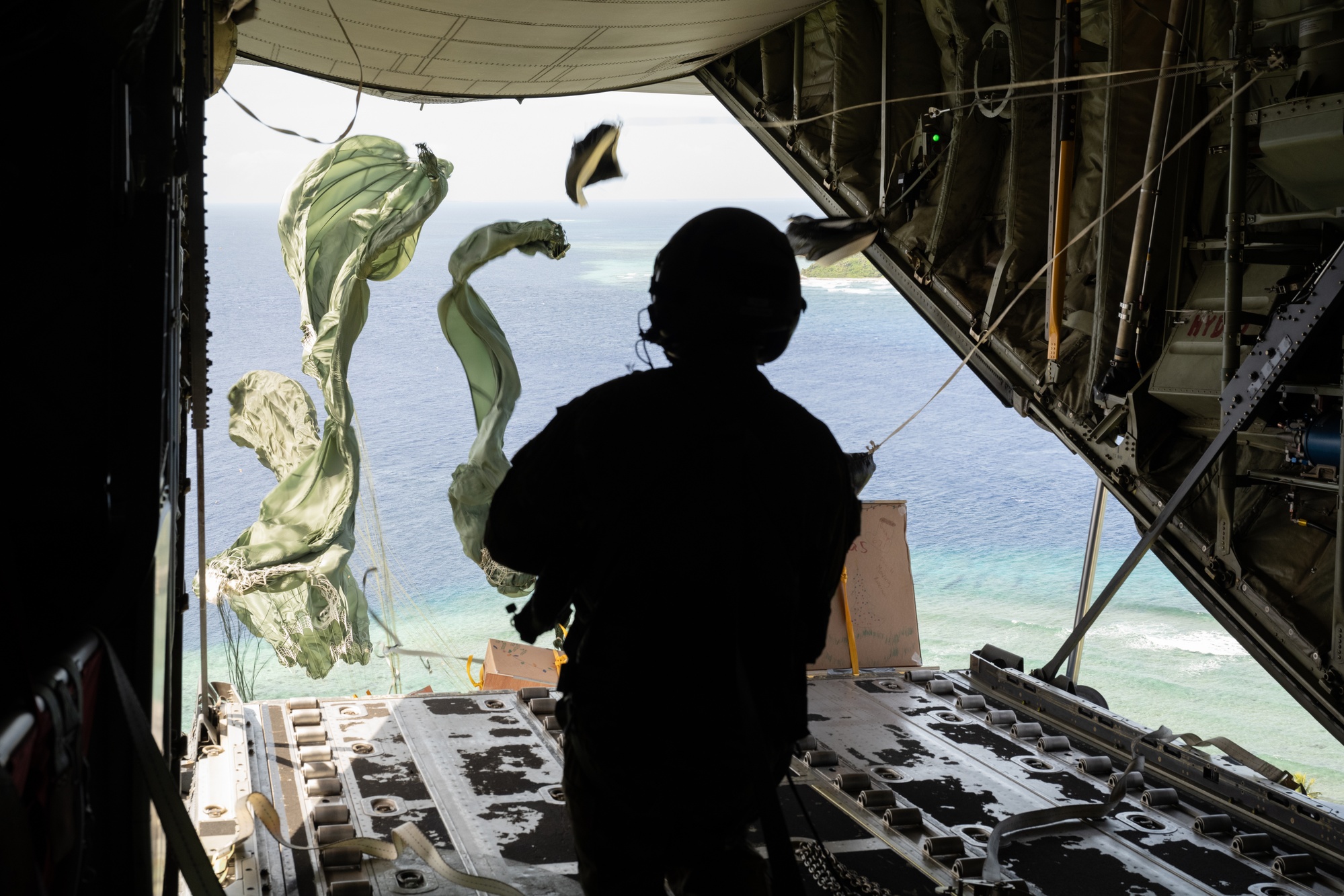 横田基地　Christmas drop 2024 パッチ Photos: Operation Christmas Drop Ends with C-130 Elephant Walk