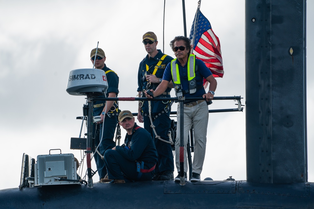 USS Springfield (SSN 761) transits Apra Harbor