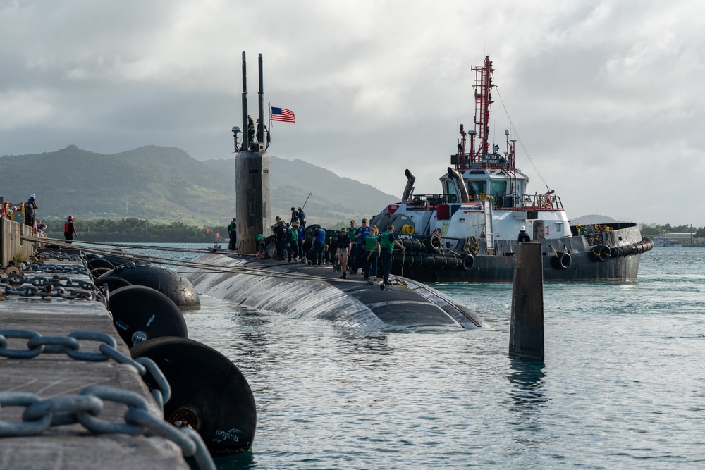 USS Springfield (SSN 761) transits Apra Harbor